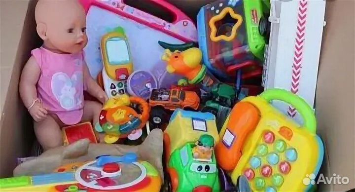 Большая коробка детских вещей