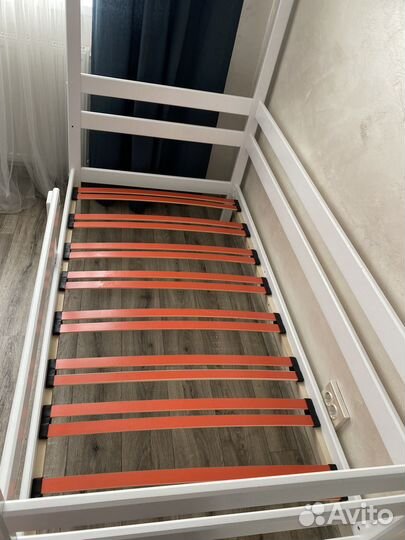 Детская кровать Домик с матрасом