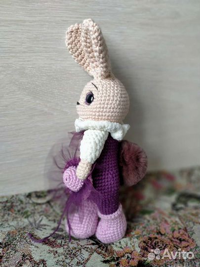 Вязаная игрушка Зайчик