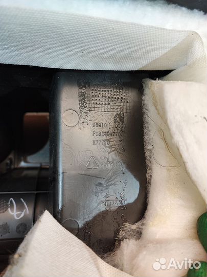 Подлокотник центральный Nissan Qashqai J10