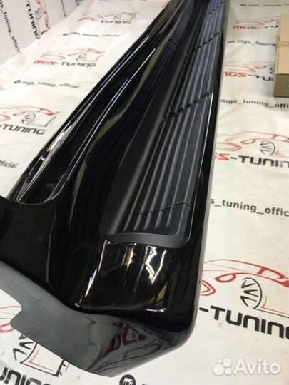 Пороги на Toyota Land Cruiser 200 подсветка черные