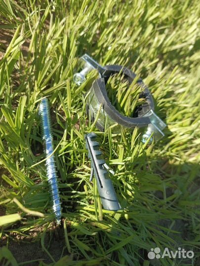 Хомут сантехнический, дюбель и шпилька