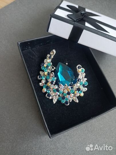 Красивая брошь Луна