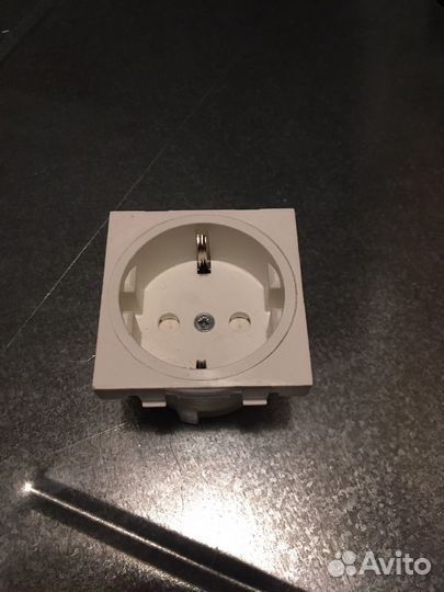 Розетка Quintela, Legrand 69689, 69580