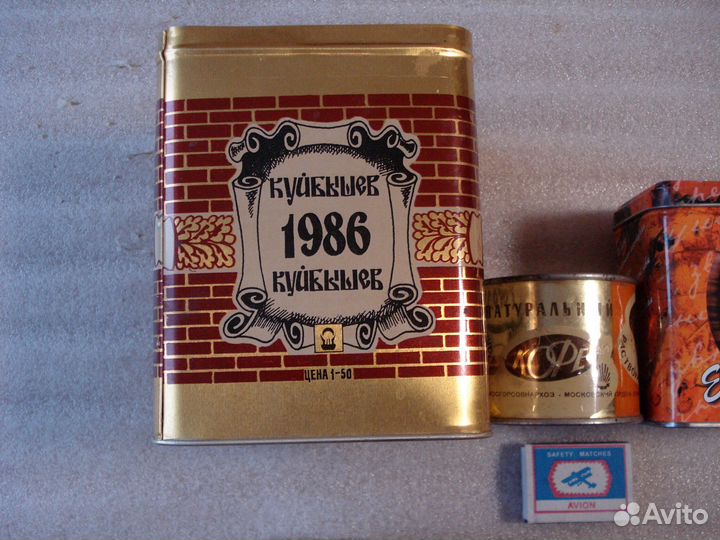 8 коллекционных жестяных коробок разных стран