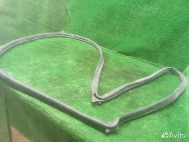 Уплотнитель капота Volkswagen Touareg I 2.5 TDI