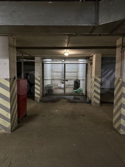 Машиноместо, > 30 м²