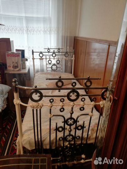 Старинный кровать