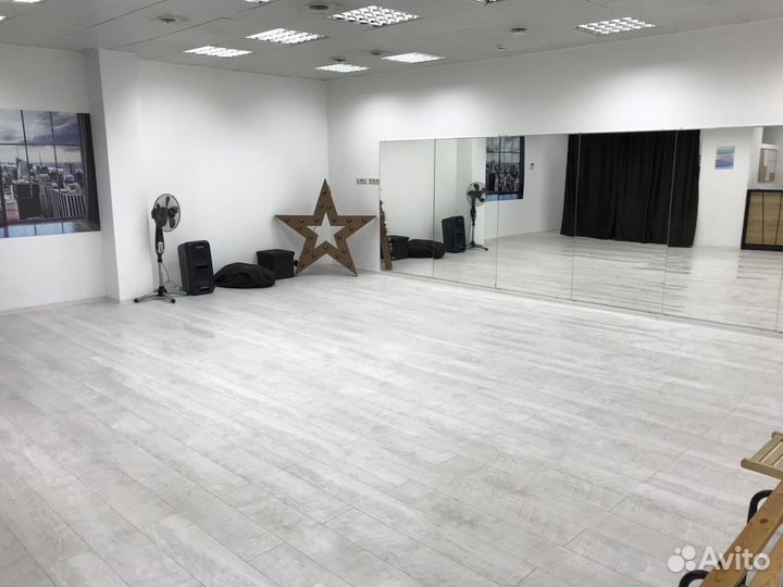 Танцевальный зал с зеркалами