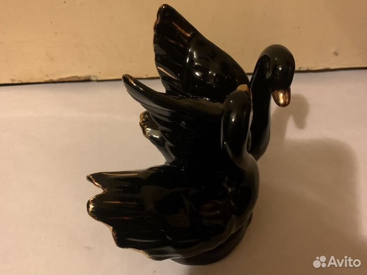 Фарфоровая статуэтка лебеди