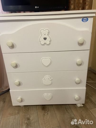 Детская кровать с бортиком матрасом и комодом