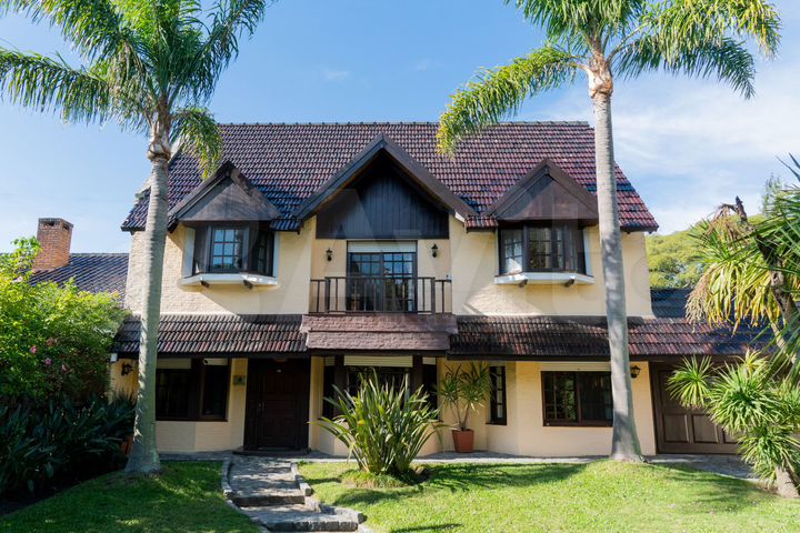 Дом 492 м² на участке 829 м²