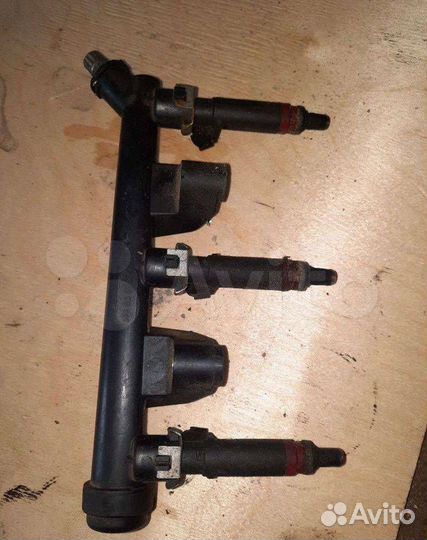 Топливная рампа Volkswagen Polo 4 2005 03D133329B