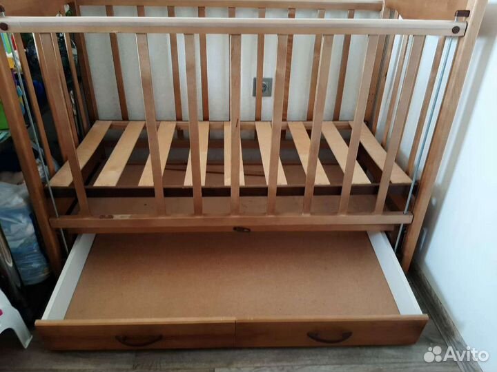 Детская кровать, кроватка с маятником и матрасиком