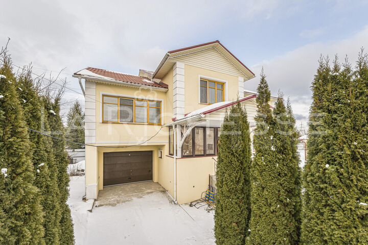 Дом 425 м² на участке 12 сот.