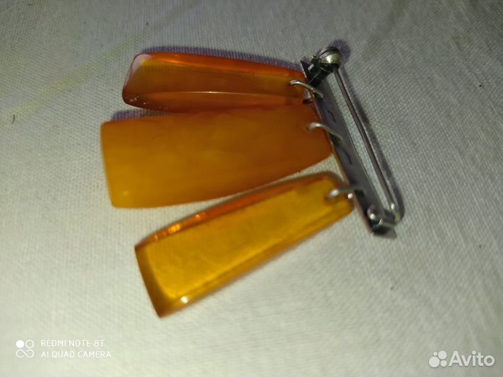 Янтарная брошь