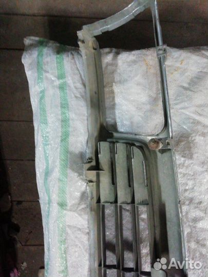 Решетка радиатора передняя Toyota Surf