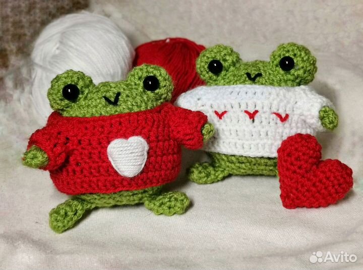 Вязаные игрушки лягушки в свитере сердце