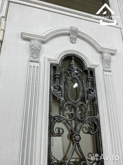 Входные двери в дом со стеклом