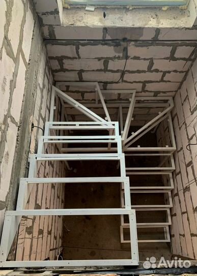 Лестница на металлокаркасе открытого типа