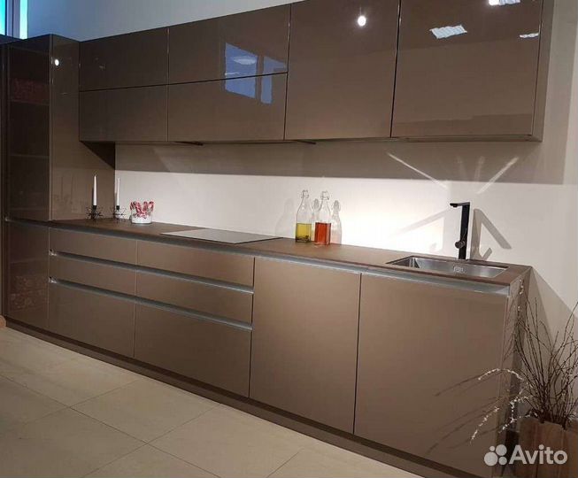 Кухня с крашенными фасадами (эмаль)