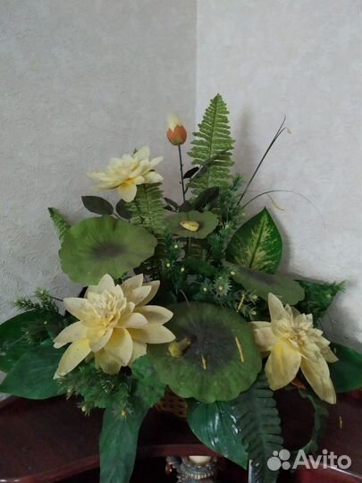 Искусственные цветы в корзинке