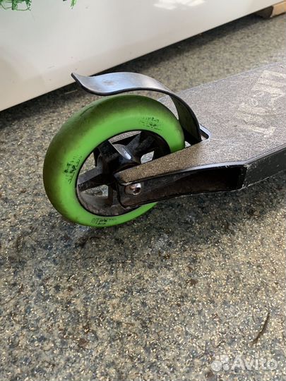 Трюковой самокат limit LMT черно/зеленый