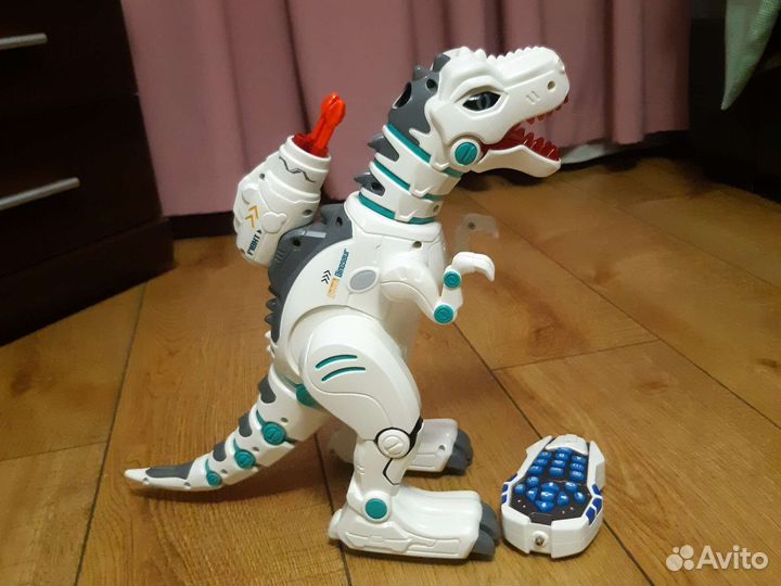 Робот динозавр на пульте управления