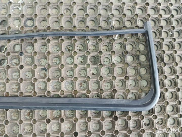 Уплотнитель форточки двери правой