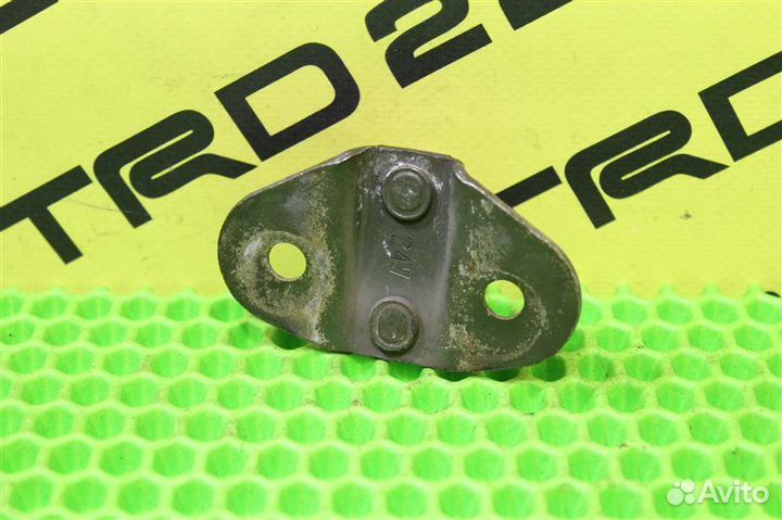 Петля замка багажника задняя Mazda Bongo SK82MN