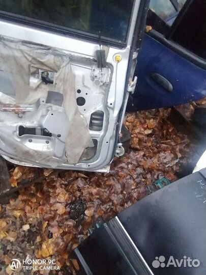 Дверь задняя левая mitsubishi carisma