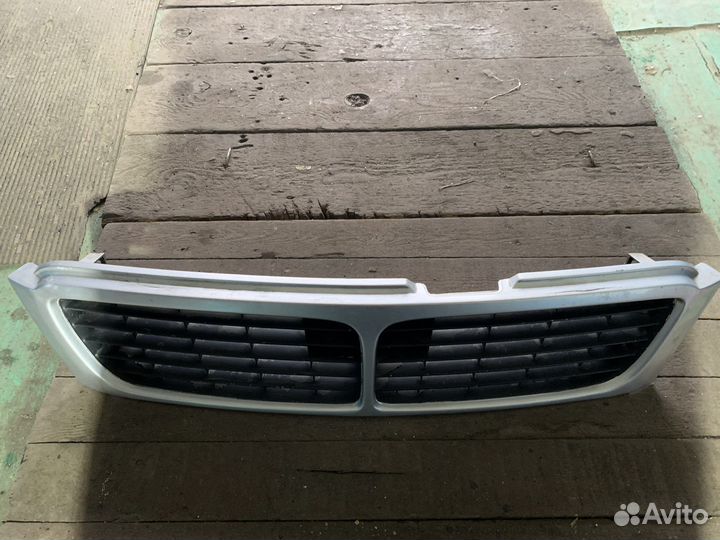 Продам решетку радиатора Nissan bluebrd eu14