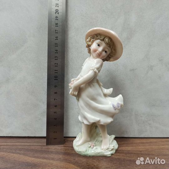 Статуэтка Девочка С Цветами В Шляпе Фарфор Ретро