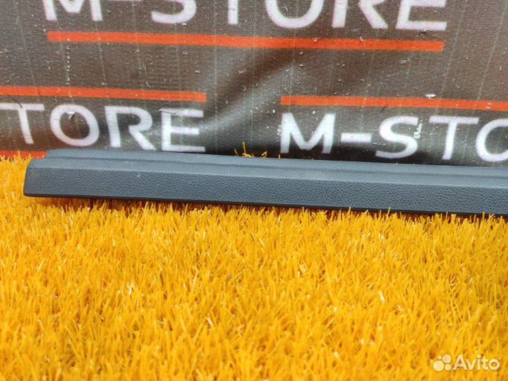 Накладка на порог салона передняя правая