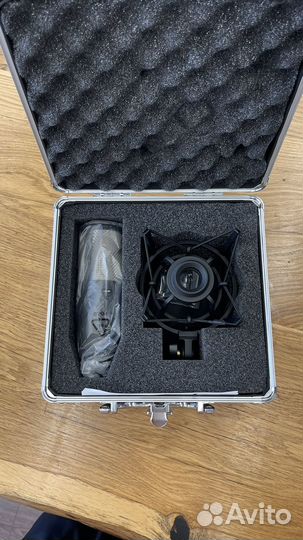 Студийный микрофон AKG P220, конденсаторный