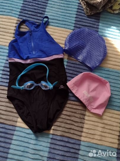 Купальник, очки и шапочки