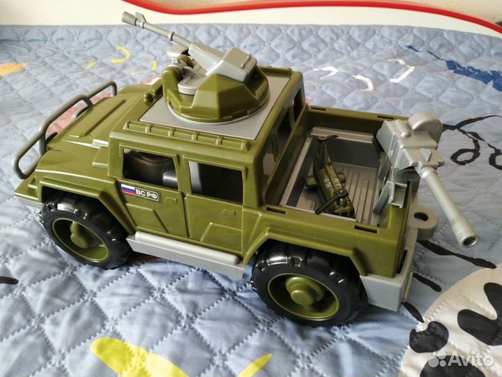 Игрушки машина и солдатики