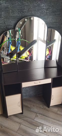 Туалетный столик с зеркалом