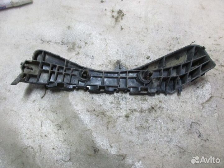 Направляющая заднего бампера левая Toyota Auris (E