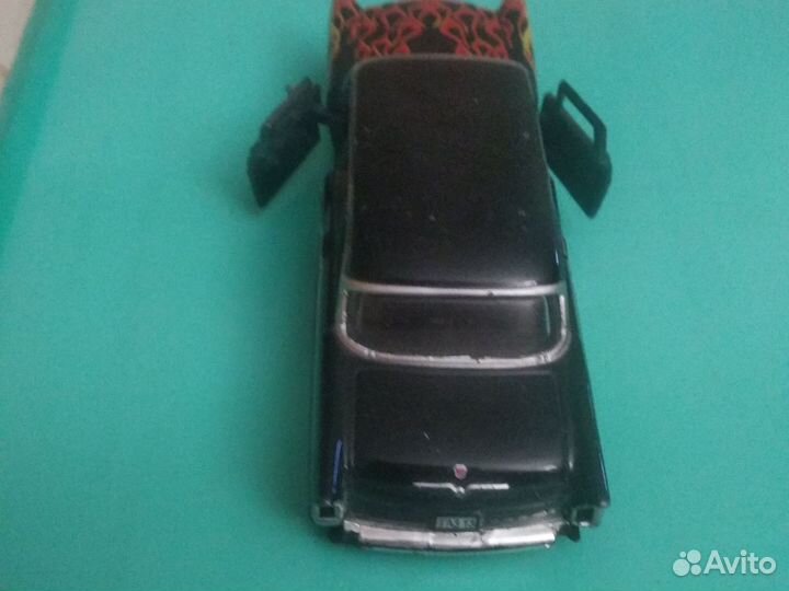 Модель газ 13 Чайка (1:43)