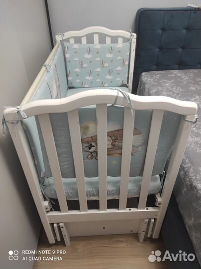 Детская кроватка с маятником и ящиком и всё к ней