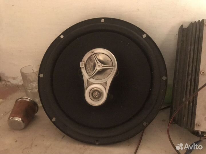 Сабвуфер и усилитель в автомобиль