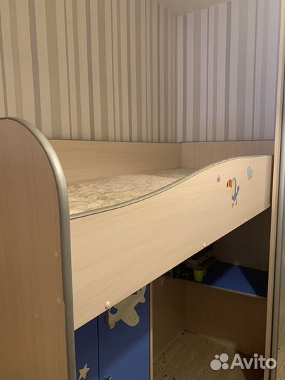 Детский уголок с кроватью и столом