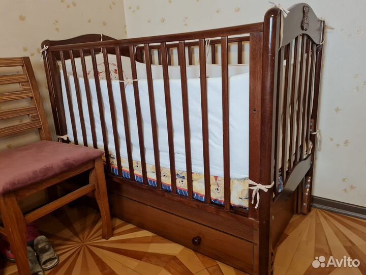 Кроватка с маятником гандылян, матрас и бортики