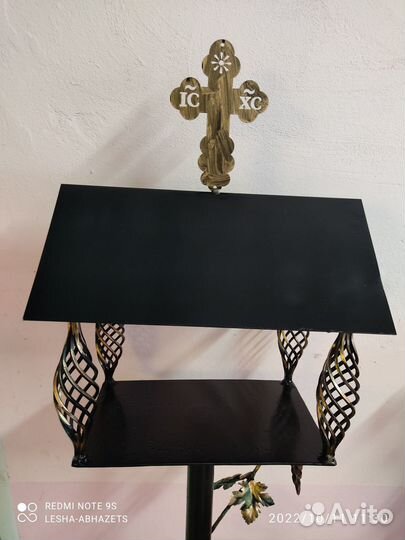 Столик, домик кованый на кладбище