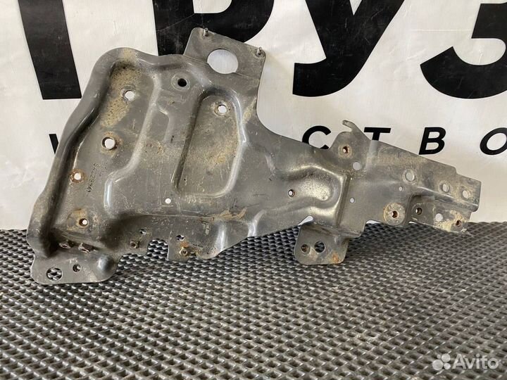 Кронштейн решетки радиатора правый Volvo FH4