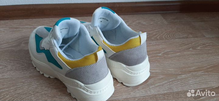 Кроссовки женские