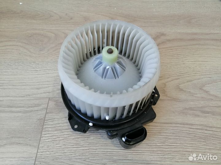 Мотор печки Toyota Ist NCP110 правый руль