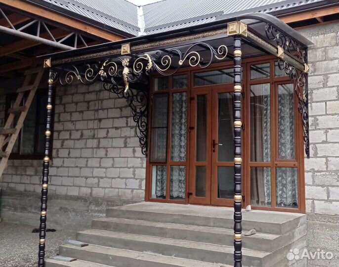 Козырек над дверью