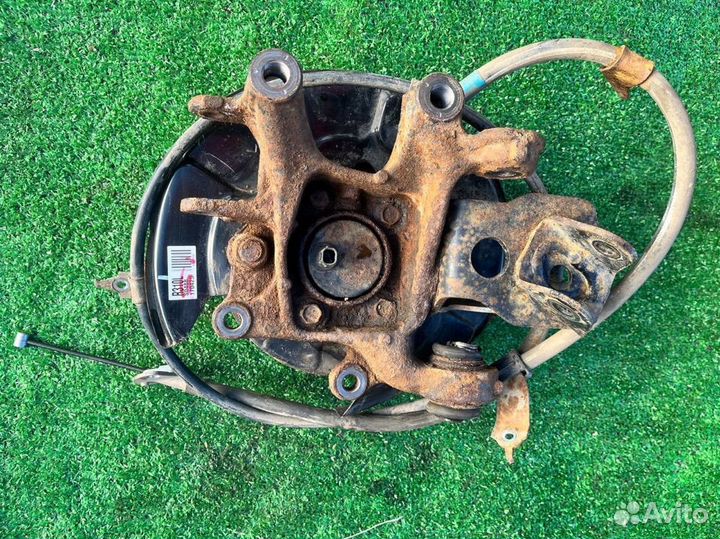 Кулак задний левый в сборе трос Rav4 xa40 xa45